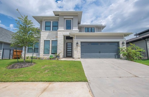 Austin House | Pet Friendly, Private Office Flexible Austin Stay