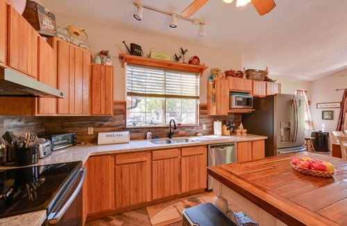 Strawberry Cottage | Pet-Friendly Strawberry Cottage w/Patio & Yard!