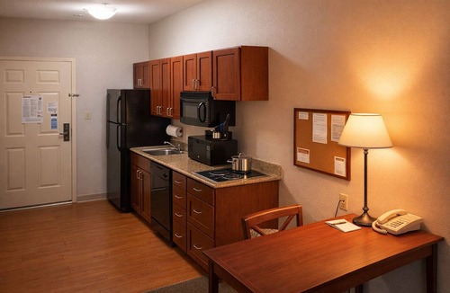 Hot Springs Hotel | Pet friendly Studio Suite with Kitchenette Near Lake Hamilton Adventures