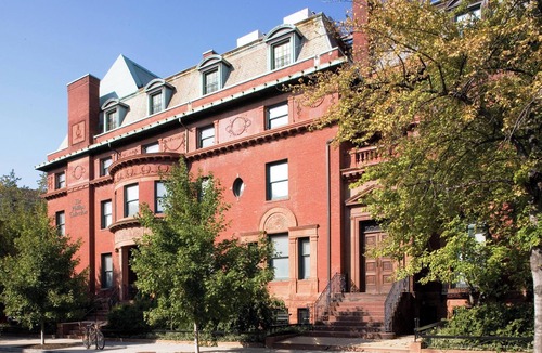 Rosslyn Hotel | Philips Collection Museum Tour! Pet-friendly, with Onsite Starbucks!