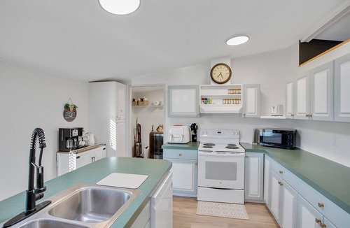 Pine Hollow House | Pine Haven Cozy Lake Escape King Suite Fire Pit Fast Wi-Fi
