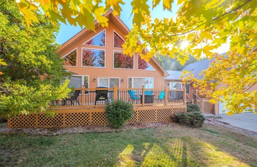 Renner House | Pinecone Acres Lodge w/Hot Tub - Sleeps 9