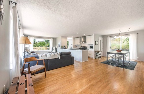 Lyle House | Point Lyle - River Views, Pellet Stove, Scenic!
