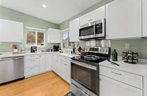 Grants Pass House | Pool/Hot Tub/75 inch TV/1000mbps/Brand New