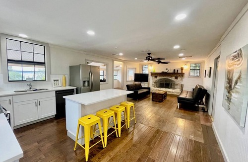 La Hacienda Estates House | Pool House in Austin,Lake Travis Views! 4 bedroom 3 bath,