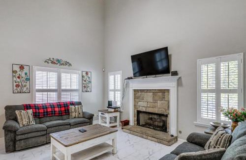 Jefferson House | Poolside Bliss! Family Home 1 Mi to Dtwn Jefferson
