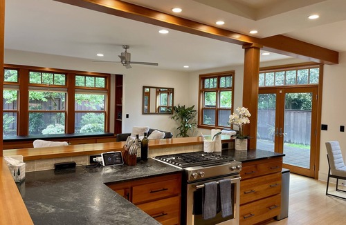 Amazon House | Premier Eugene Craftsman + Private Wellness Yard, Hot Tub, Sauna and Walk to UO