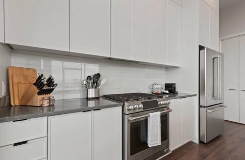West Loop Apartment | Prime 4BR Penthouse w/Skyline Views for Families