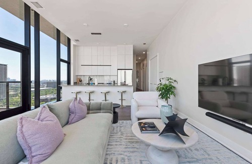 West Loop Apartment | Prime 4BR Penthouse w/Skyline Views for Families