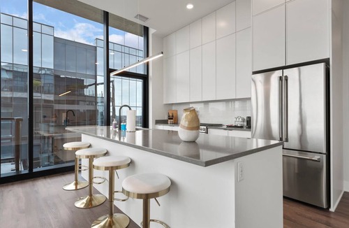 West Loop Apartment | Prime 4BR Penthouse w/Skyline Views for Families