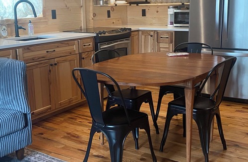 Amery Cabin | Private 3bdr cabin on Apple River kayaks, SUPS, & Sauna. Pet friendly!
