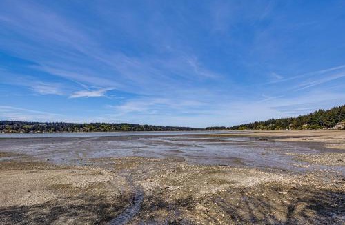 Burley House | Private Beach Access! Group-Friendly Getaway!