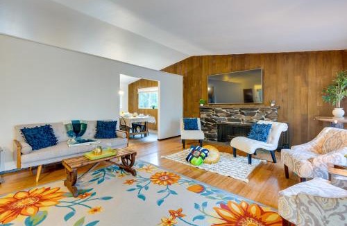 Lake Forest Park House | Private Deck & Ample Space! Lake Forest Park Home