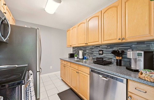 Seminary Hill House | Private Deck & Backyard - Sleeps 6 - 20min to DC