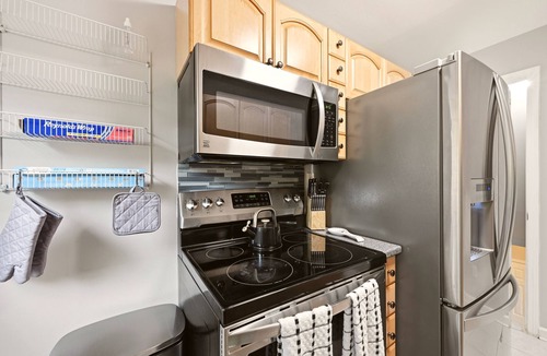 Seminary Hill House | Private Deck & Backyard - Sleeps 6 - 20min to DC