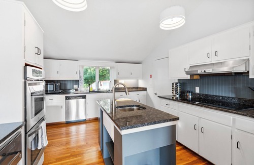 Dublin House | Private Field House - Spacious 4 Bedroom Home