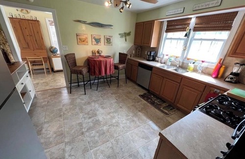 Windmill Point House | Private Happy 2 BDRM Home Public Beach & Marina with Restaurant Minutes Away