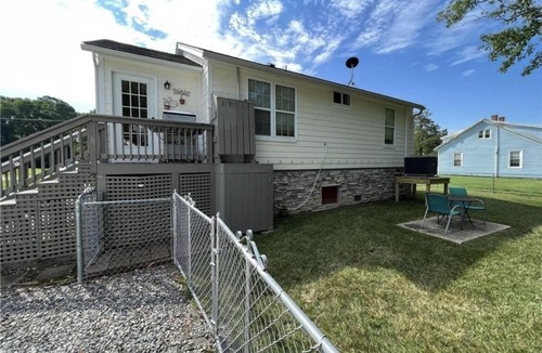Windmill Point House | Private Happy 2 BDRM Home Public Beach & Marina with Restaurant Minutes Away