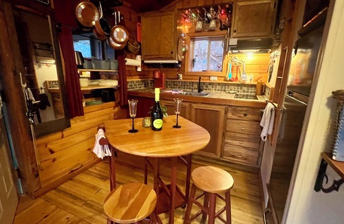 Franklin Cottage | Private Mtn Love Shack w/fast wifi, BBQ & view