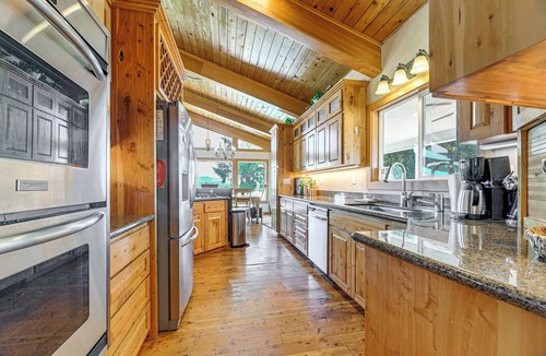 Eagle Point House | Private Mtn-View Pool! Rogue River Valley Escape
