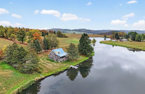 Rushville House | Private & Peaceful Lakehouse w/Hot tub + King bed