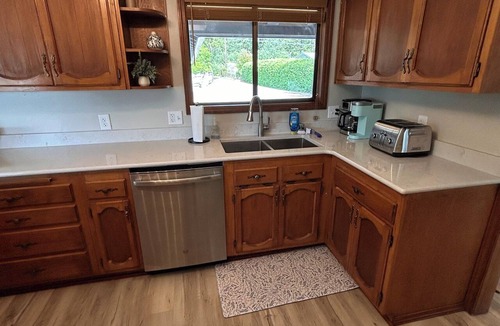 Florence House | Private Riverfront Beach-Hot Tub-3 Min to Old Town