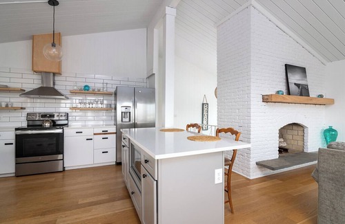 Bonnet Shores House | Private Steps to Bonnet Beach, AC, Linens/Towels Incl, Narragansett-Ocean views,