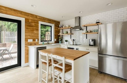 Lyon Park House | Private Sunny Cottage with King Bed + Yard / Patio