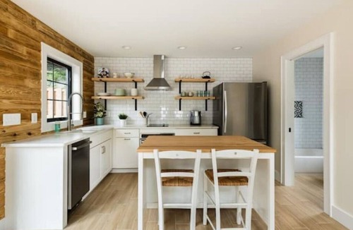 Lyon Park House | Private Sunny Cottage with King Bed + Yard / Patio