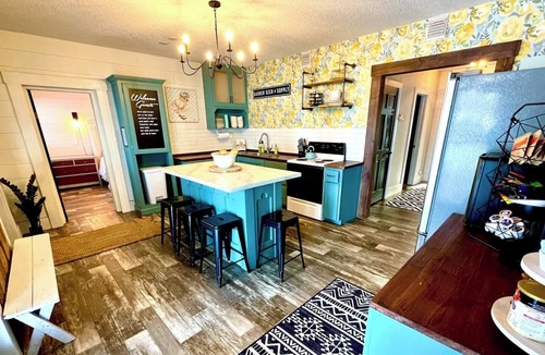 Brainerd Villa | Private 2-cabin riverfront retreat in Brainerd, MN. Sleeps 13 across 4BR/3BA with full kitchen, fire pit, river sunsets. 10 min to town. Ideal for family reunions, group getaways & small gatherings.