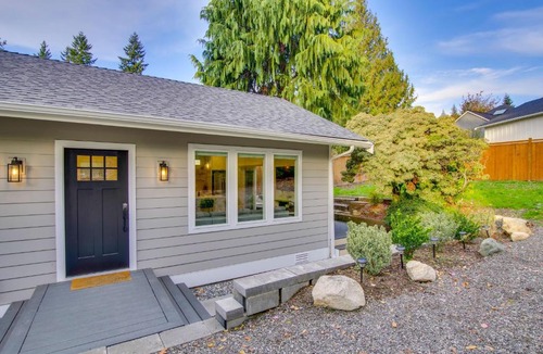 North Rose Hill House | Private Yard & Fire Pit! Modern Kirkland Abode