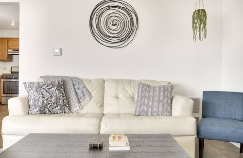 Lombard House | PROMO 10% MONTHLY DISCOUNT! Comfy Home w Access to Major Roads/Hwys, Huge Yard