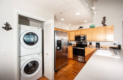 Depoe Bay Condo | Promo! Oceanfront Condo with Indoor Pool, Wifi and HDTV!