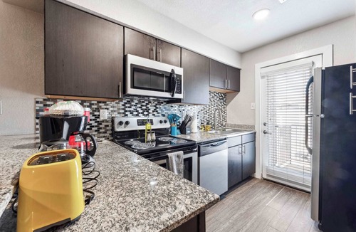 Riverside Apartment | Quaint King Bed 1BR, 5 Min to DT w/pool