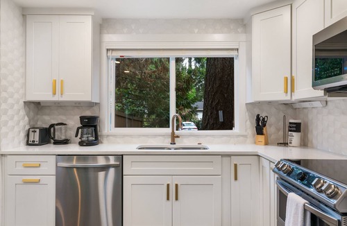 South Hill House | Quarter Acre Wood - Easy access to Mt. Rainier