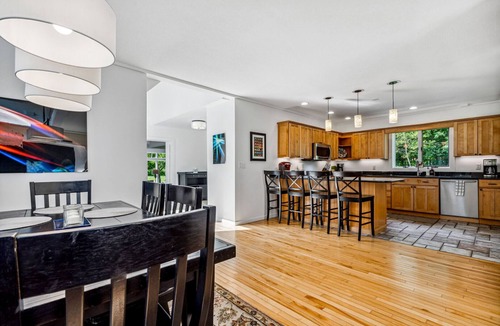 Quechee House | Quechee Meadows Home with Hot Tub & Kayak