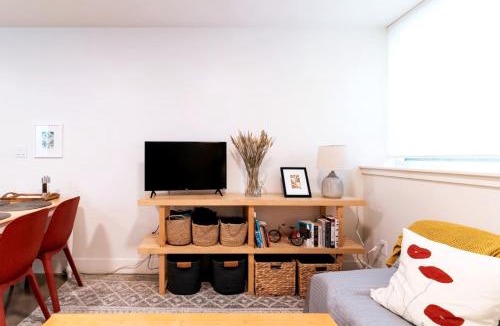 Seattle Apartment | Quiet and Charming Seattle 2BR Walkable Location