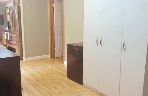 Hamden House | Quiet Cozy Stay Spacious Home Near Beach & Shops