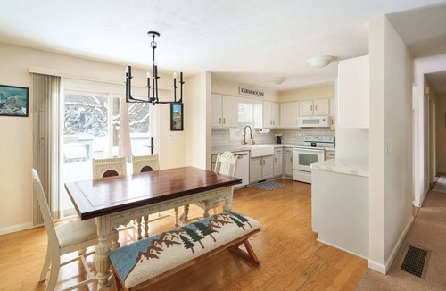 South Russell Apartment | Quiet Guest Space with Hot Tub, Laundry, and Gym