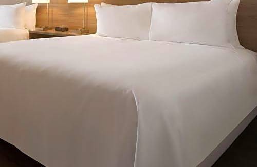 North Olmsted Hotel | Radisson Cleveland Airport