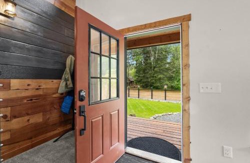 Paradise Estates House | Rainier XL Chalet EV-Hot Tub-Game Room-Guest Suite