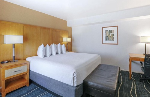 Downtown Hotel | Ramada by Wyndham Costa Mesa/Newport Beach