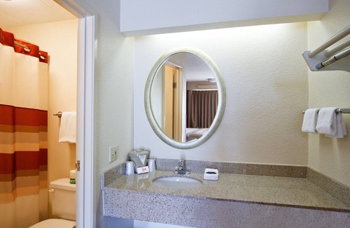 Warren Hotel | Red Roof Inn Detroit - Warren
