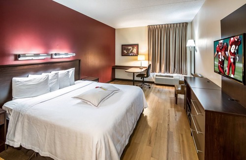 East Garden City Hotel | Red Roof Inn PLUS+ Long Island - Garden City