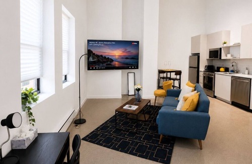Uptown Apartment | Regal Stylish Loft Rooftop|13 mins DT |4 mins Lake