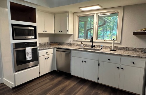 Edgemont House | Relax and Refresh right on the lake!