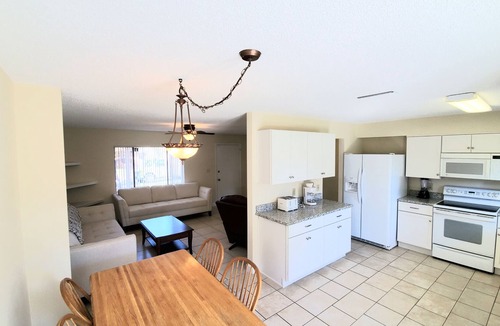 Hidden Lake House | 🌴 Relax & Enjoy Beach Beautiful Private Home. Close to all, Fenced Yard.