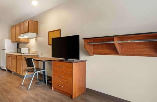 Sharonville Apartment | Relax Full Bed, Nsmk| Kitchen|Studio 6 Sharonville