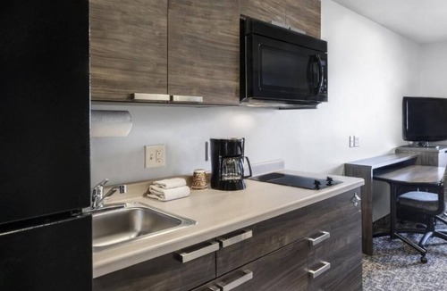 Marion Hotel | Relax in a Clean, Modern Room w/Kitchen Near Harding Presidential Sites