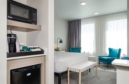Independence Hotel | Relax in a Contemporary Room Close to Riverview Park & Paddling Adventures